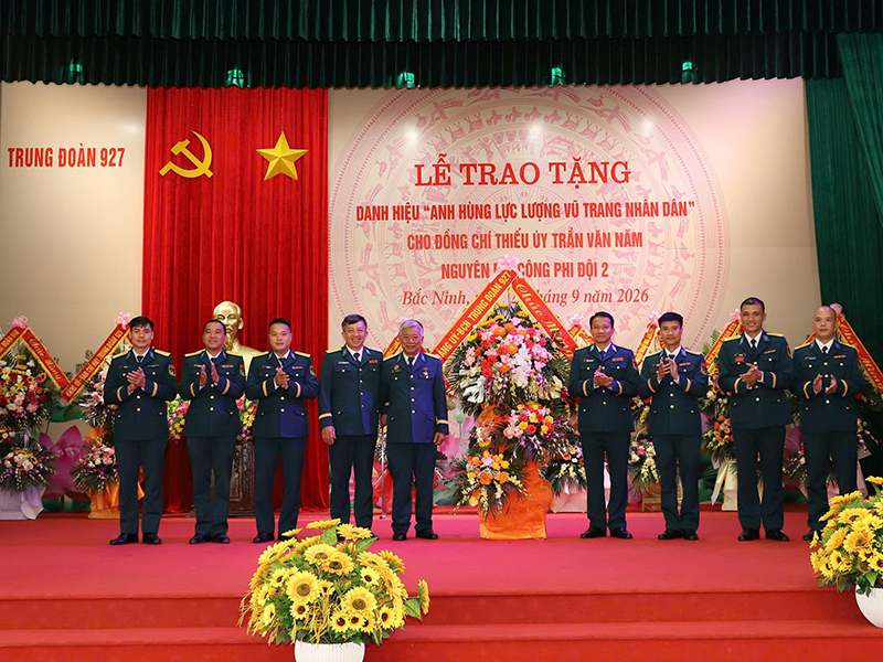Trung đo&agrave;n 927 tổ chức Lễ trao tặng danh hiệu Anh h&ugrave;ng Lực lượng vũ trang nh&acirc;n d&acirc;n