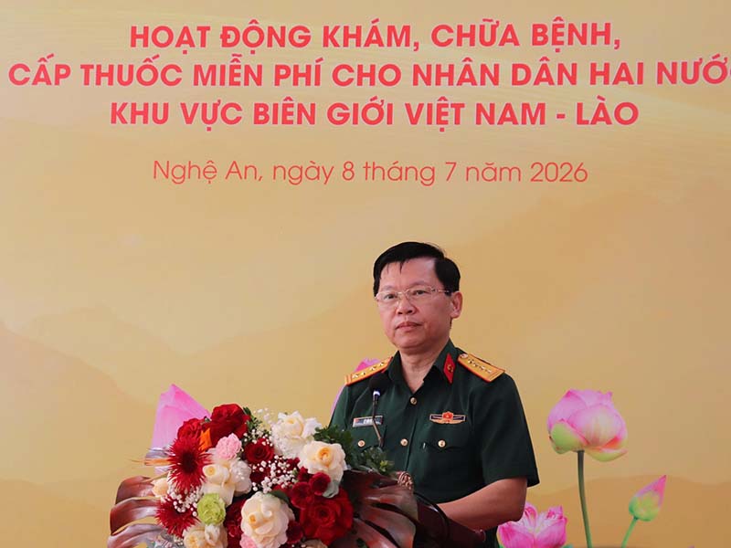 Khám bệnh, cấp thuốc miễn phí cho nhân dân khu vực biên giới Việt Nam - Lào