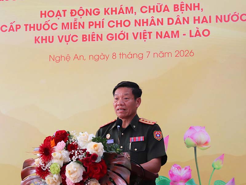 Khám bệnh, cấp thuốc miễn phí cho nhân dân khu vực biên giới Việt Nam - Lào