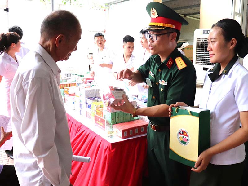 Kh&aacute;m bệnh, cấp thuốc miễn ph&iacute; cho nh&acirc;n d&acirc;n khu vực bi&ecirc;n giới Việt Nam - L&agrave;o