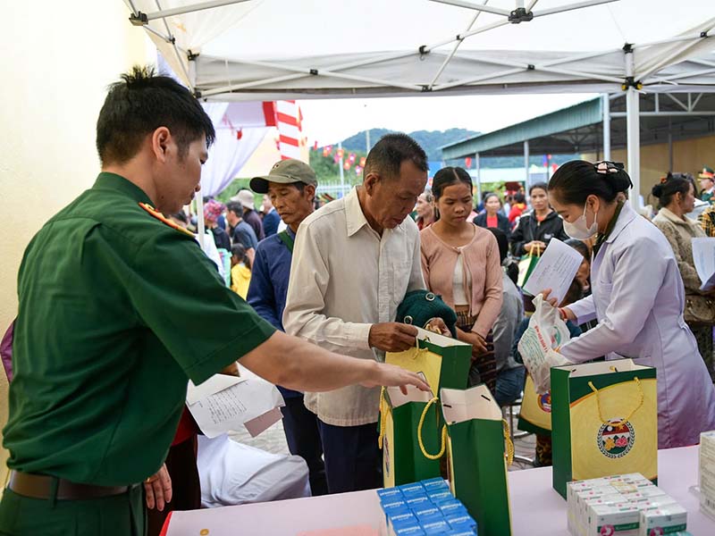 Khám bệnh, cấp thuốc miễn phí cho nhân dân khu vực biên giới Việt Nam - Lào
