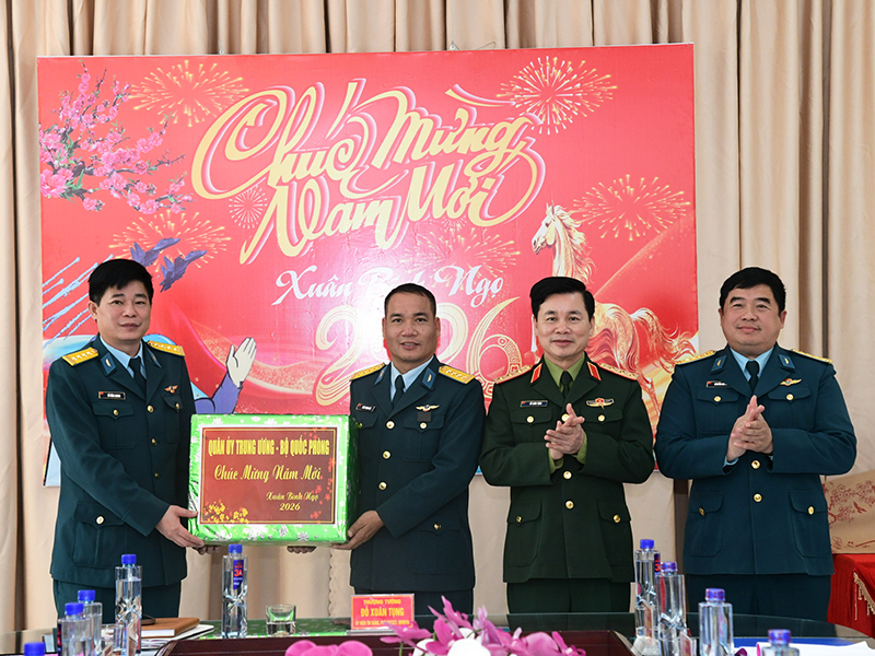 Tổng cục Ch&iacute;nh trị Qu&acirc;n đội nh&acirc;n d&acirc;n Việt Nam kiểm tra, ch&uacute;c Tết Trung đo&agrave;n 923