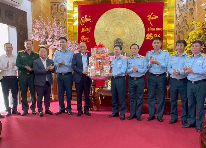 Đồng ch&iacute; L&ecirc; Quang Nam - Ph&oacute; Chủ tịch UBND TP Đ&agrave; Nẵng thăm, ch&uacute;c Tết Sư đo&agrave;n Ph&ograve;ng kh&ocirc;ng 375