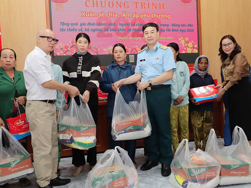 Trường Sĩ quan Kh&ocirc;ng qu&acirc;n phối hợp tổ chức Chương tr&igrave;nh &ldquo;Xu&acirc;n sẻ chia - Ấm &aacute;p y&ecirc;u thương&rdquo;