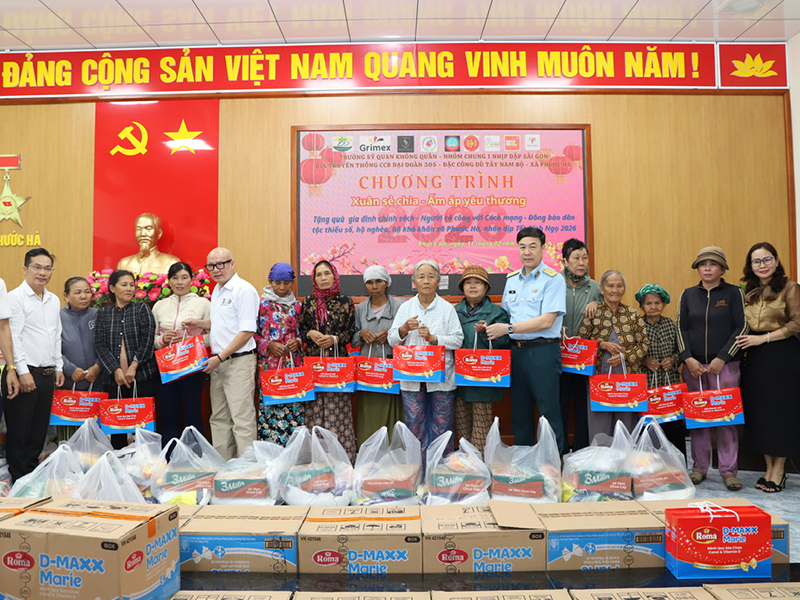 Trường Sĩ quan Kh&ocirc;ng qu&acirc;n phối hợp tổ chức Chương tr&igrave;nh &ldquo;Xu&acirc;n sẻ chia - Ấm &aacute;p y&ecirc;u thương&rdquo;