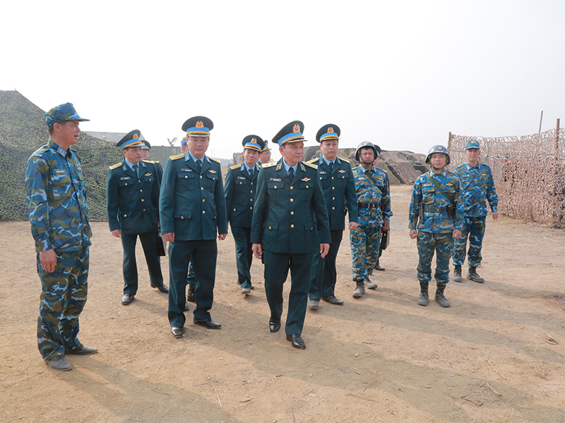 Trung tướng Trần Ngọc Quyến - Ch&iacute;nh ủy Qu&acirc;n chủng Ph&ograve;ng kh&ocirc;ng - Kh&ocirc;ng qu&acirc;n động vi&ecirc;n c&aacute;c lực lượng trực bảo vệ Đại hội đại biểu to&agrave;n quốc lần thứ XIV của Đảng