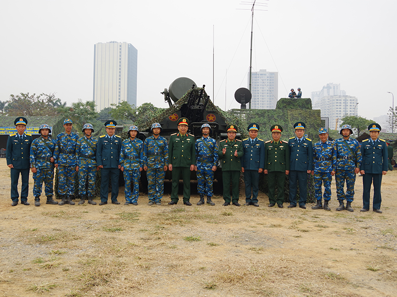 Bộ Quốc ph&ograve;ng kiểm tra c&ocirc;ng t&aacute;c sẵn s&agrave;ng chiến đấu bảo vệ Đại hội đại biểu to&agrave;n quốc lần thứ XIV của Đảng tại Trung đo&agrave;n 64