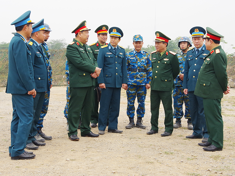 Bộ Quốc ph&ograve;ng kiểm tra c&ocirc;ng t&aacute;c sẵn s&agrave;ng chiến đấu bảo vệ Đại hội đại biểu to&agrave;n quốc lần thứ XIV của Đảng tại Trung đo&agrave;n 64