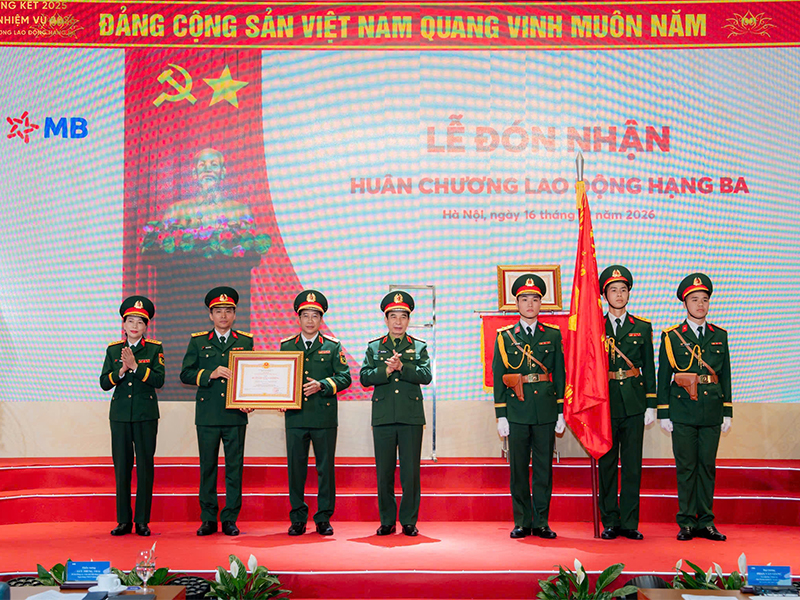 MB đón nhận Huân chương Lao động Hạng Ba