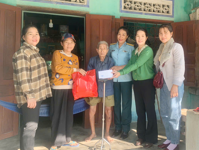 Hội phụ nữ Trung đo&agrave;n 274 phối hợp tổ chức Chương tr&igrave;nh &ldquo;V&ograve;ng tay ấm chia sẻ y&ecirc;u thương&rdquo;