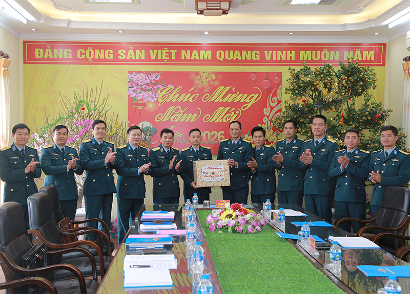 M&ugrave;a xu&acirc;n tr&ecirc;n trận địa canh trời Tổ quốc