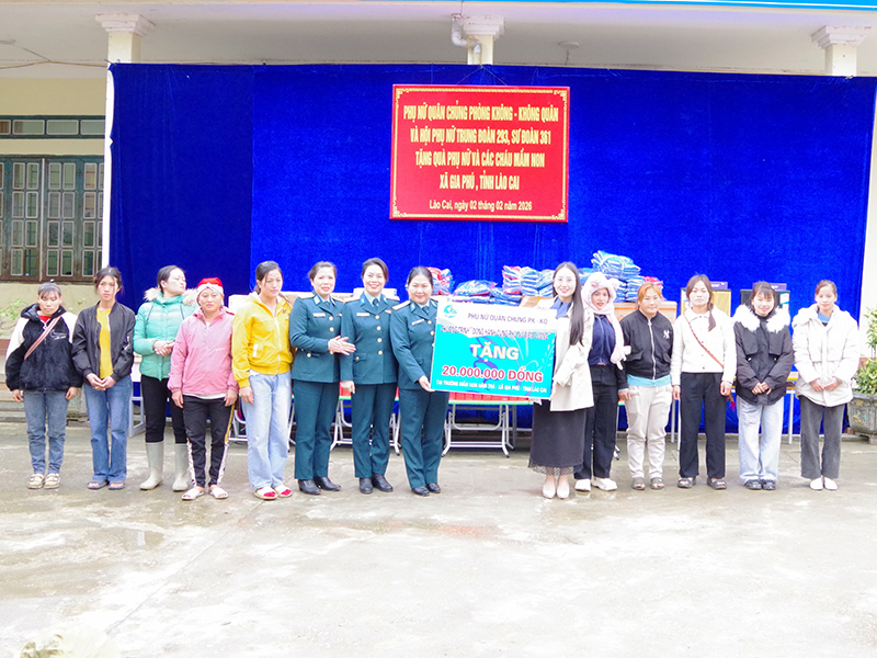 Phụ nữ Qu&acirc;n chủng Ph&ograve;ng kh&ocirc;ng - Kh&ocirc;ng qu&acirc;n tặng qu&agrave; học sinh c&oacute; ho&agrave;n cảnh kh&oacute; khăn tr&ecirc;n địa b&agrave;n tỉnh L&agrave;o Cai