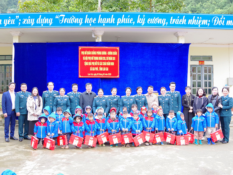 Phụ nữ Qu&acirc;n chủng Ph&ograve;ng kh&ocirc;ng - Kh&ocirc;ng qu&acirc;n tặng qu&agrave; học sinh c&oacute; ho&agrave;n cảnh kh&oacute; khăn tr&ecirc;n địa b&agrave;n tỉnh L&agrave;o Cai