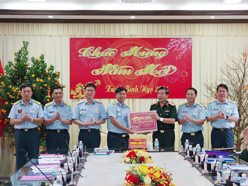 Bộ Quốc Ph&ograve;ng kiểm tra sẵn s&agrave;ng chiến đấu Sư đo&agrave;n 377