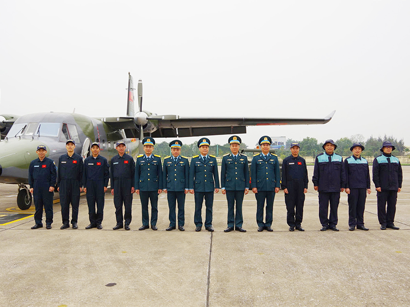 Thiếu tướng B&ugrave;i Đức Hiền - Ph&oacute; Tư lệnh ki&ecirc;m Tham mưu trưởng Qu&acirc;n chủng PK-KQ kiểm tra nhiệm vụ sẵn s&agrave;ng chiến đấu tại Lữ đo&agrave;n 918 v&agrave; Lữ đo&agrave;n 28