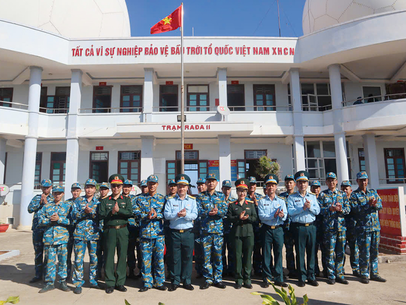 Cục Ch&iacute;nh trị Qu&acirc;n chủng Ph&ograve;ng kh&ocirc;ng-Kh&ocirc;ng qu&acirc;n thăm Trạm Ra đa 11