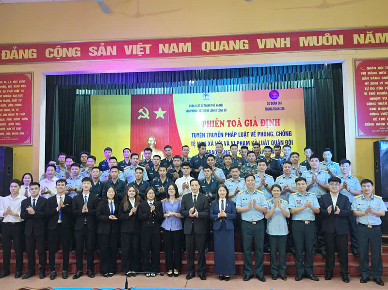 Trung đo&agrave;n 218 phối hợp với Đo&agrave;n Luật sư TP H&agrave; Nội tổ chức tuy&ecirc;n truyền về ph&ograve;ng, chống tệ nạn x&atilde; hội v&agrave; vi phạm kỷ luật Qu&acirc;n đội