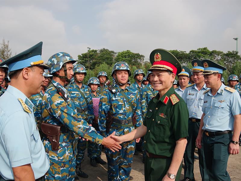 Bộ Quốc ph&ograve;ng kiểm tra sẵn s&agrave;ng chiến đấu tại Trung đo&agrave;n 230
