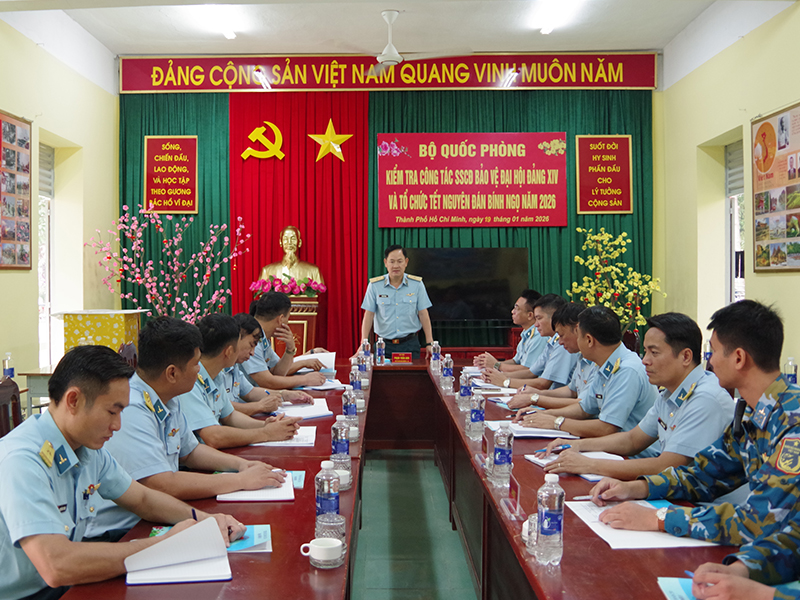 Bộ Quốc ph&ograve;ng kiểm tra sẵn s&agrave;ng chiến đấu tại Trung đo&agrave;n 230