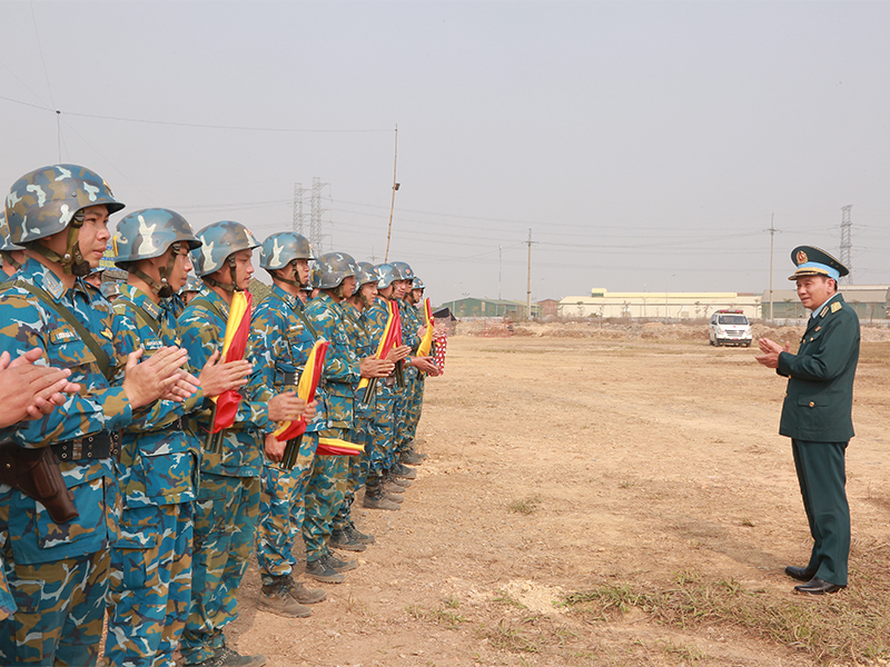 Trung tướng Trần Ngọc Quyến - Ch&iacute;nh ủy Qu&acirc;n chủng Ph&ograve;ng kh&ocirc;ng - Kh&ocirc;ng qu&acirc;n động vi&ecirc;n c&aacute;c lực lượng trực bảo vệ Đại hội đại biểu to&agrave;n quốc lần thứ XIV của Đảng