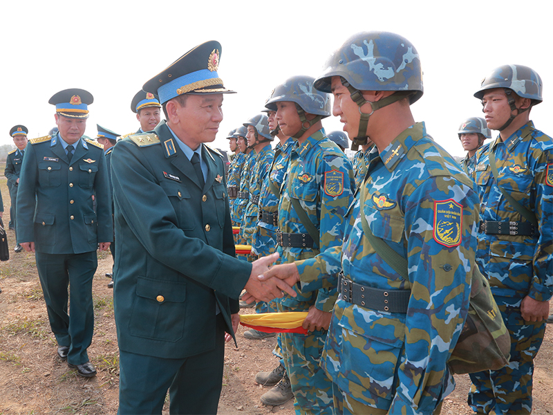 Trung tướng Trần Ngọc Quyến - Ch&iacute;nh ủy Qu&acirc;n chủng Ph&ograve;ng kh&ocirc;ng - Kh&ocirc;ng qu&acirc;n động vi&ecirc;n c&aacute;c lực lượng trực bảo vệ Đại hội đại biểu to&agrave;n quốc lần thứ XIV của Đảng