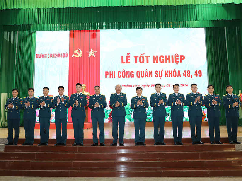 Trường Sĩ quan Kh&ocirc;ng qu&acirc;n tổ chức Lễ tốt nghiệp phi c&ocirc;ng qu&acirc;n sự kh&oacute;a 48, 49