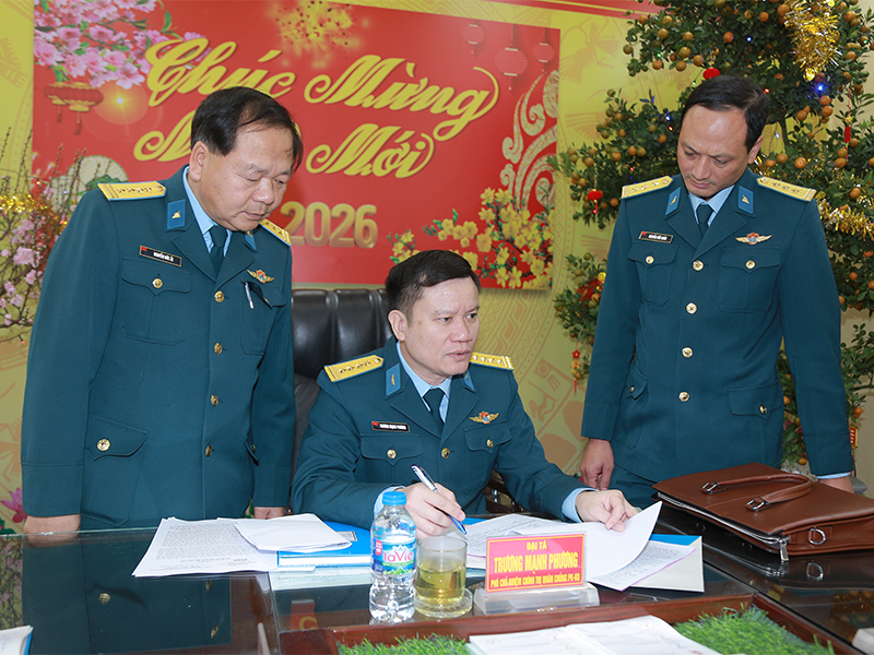 Trung tướng Trần Ngọc Quyến - Ch&iacute;nh ủy Qu&acirc;n chủng Ph&ograve;ng kh&ocirc;ng - Kh&ocirc;ng qu&acirc;n thăm, ch&uacute;c tết c&aacute;c đơn vị thuộc Sư đo&agrave;n 363