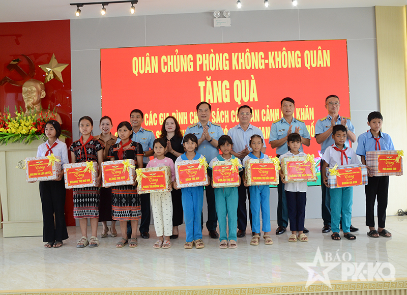 Qu&acirc;n chủng Ph&ograve;ng kh&ocirc;ng-Kh&ocirc;ng qu&acirc;n thăm, tặng qu&agrave; gia đ&igrave;nh ch&iacute;nh s&aacute;ch, học sinh ngh&egrave;o vượt kh&oacute; tại th&agrave;nh phố Đ&agrave; Nẵng
