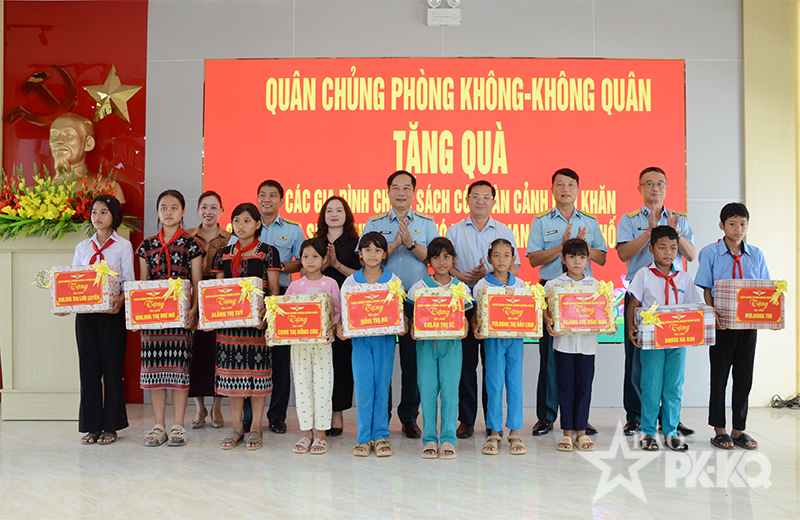 Quân chủng Phòng không-Không quân thăm, tặng quà gia đình chính sách, học sinh nghèo vượt khó tại xã Tây Giang, thành phố Đà Nẵng