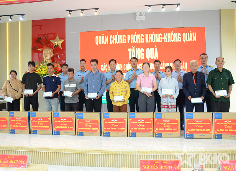 Qu&acirc;n chủng Ph&ograve;ng kh&ocirc;ng-Kh&ocirc;ng qu&acirc;n thăm, tặng qu&agrave; gia đ&igrave;nh ch&iacute;nh s&aacute;ch, học sinh ngh&egrave;o vượt kh&oacute; tại th&agrave;nh phố Đ&agrave; Nẵng