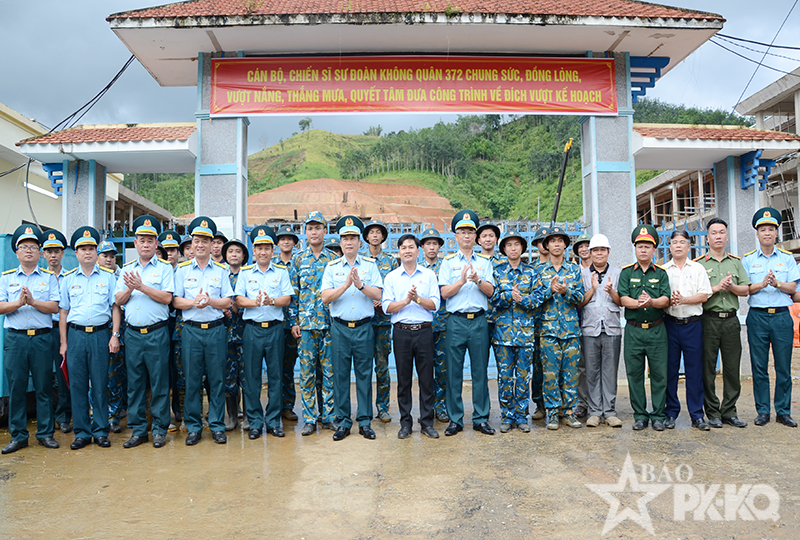 Quân chủng Phòng không-Không quân thăm, tặng quà gia đình chính sách, học sinh nghèo vượt khó tại xã Tây Giang, thành phố Đà Nẵng