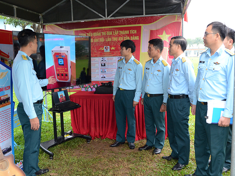 Qu&acirc;n chủng Ph&ograve;ng kh&ocirc;ng - Kh&ocirc;ng qu&acirc;n kiểm tra c&ocirc;ng t&aacute;c chuẩn bị huấn luyện chiến sĩ mới tại Sư đo&agrave;n 372 v&agrave; Sư đo&agrave;n 375