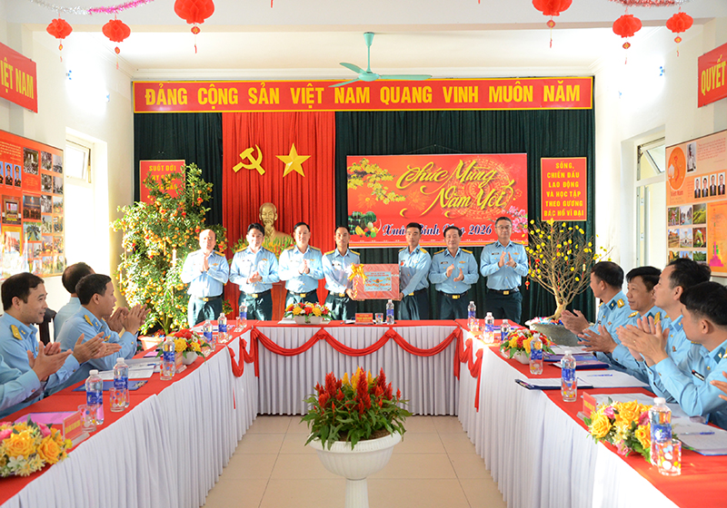 Qu&acirc;n chủng Ph&ograve;ng kh&ocirc;ng - Kh&ocirc;ng qu&acirc;n kiểm tra sẵn s&agrave;ng chiến đấu v&agrave; c&ocirc;ng t&aacute;c tổ chức Tết Nguy&ecirc;n đ&aacute;n B&iacute;nh Ngọ năm 2026 đối với c&aacute;c đơn vị khu vực miền Trung
