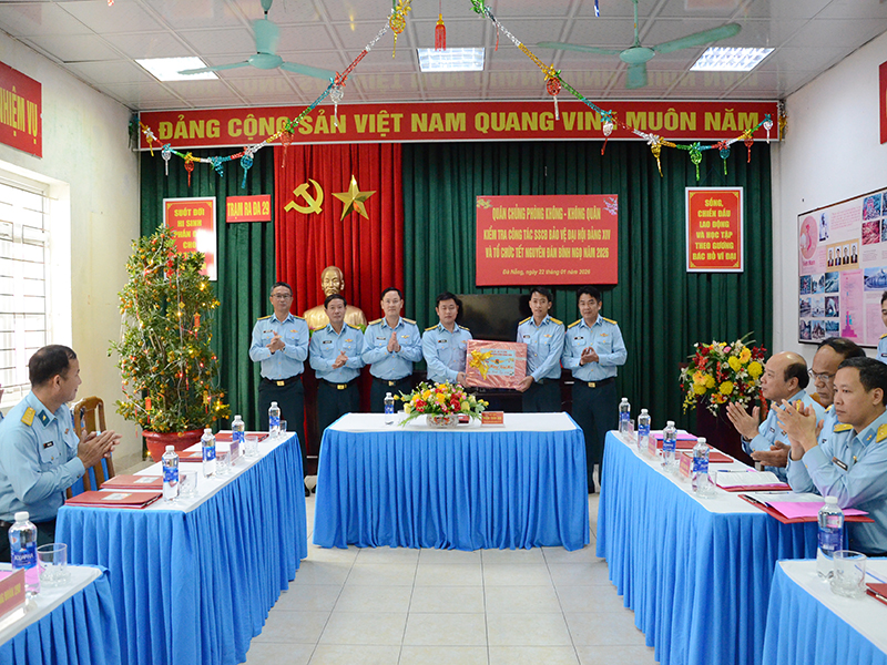 Qu&acirc;n chủng Ph&ograve;ng kh&ocirc;ng - Kh&ocirc;ng qu&acirc;n kiểm tra sẵn s&agrave;ng chiến đấu v&agrave; c&ocirc;ng t&aacute;c tổ chức Tết Nguy&ecirc;n đ&aacute;n B&iacute;nh Ngọ năm 2026 đối với c&aacute;c đơn vị khu vực miền Trung