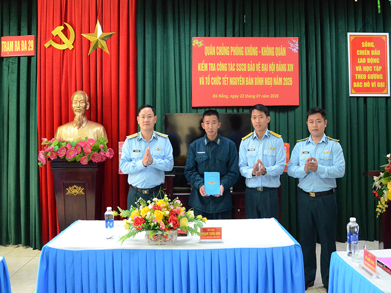 Qu&acirc;n chủng Ph&ograve;ng kh&ocirc;ng - Kh&ocirc;ng qu&acirc;n kiểm tra sẵn s&agrave;ng chiến đấu v&agrave; c&ocirc;ng t&aacute;c tổ chức Tết Nguy&ecirc;n đ&aacute;n B&iacute;nh Ngọ năm 2026 đối với c&aacute;c đơn vị khu vực miền Trung