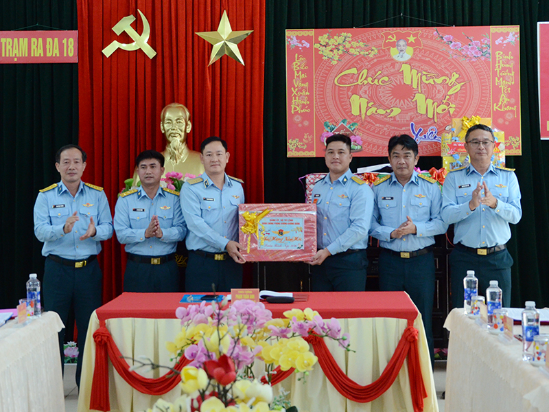 Qu&acirc;n chủng Ph&ograve;ng kh&ocirc;ng - Kh&ocirc;ng qu&acirc;n kiểm tra sẵn s&agrave;ng chiến đấu v&agrave; c&ocirc;ng t&aacute;c tổ chức Tết Nguy&ecirc;n đ&aacute;n B&iacute;nh Ngọ năm 2026 đối với c&aacute;c đơn vị khu vực miền Trung