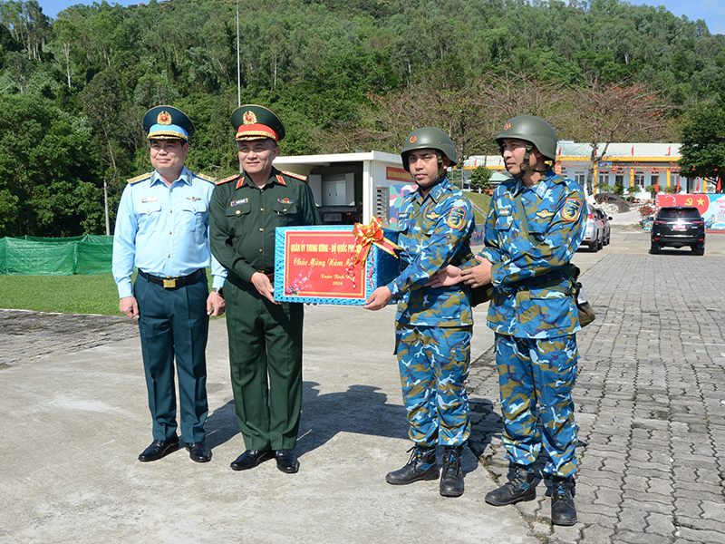 Thượng tướng Nguyễn Văn Hiền kiểm tra, ch&uacute;c Tết c&aacute;c đơn vị khu vực Đ&agrave; Nẵng