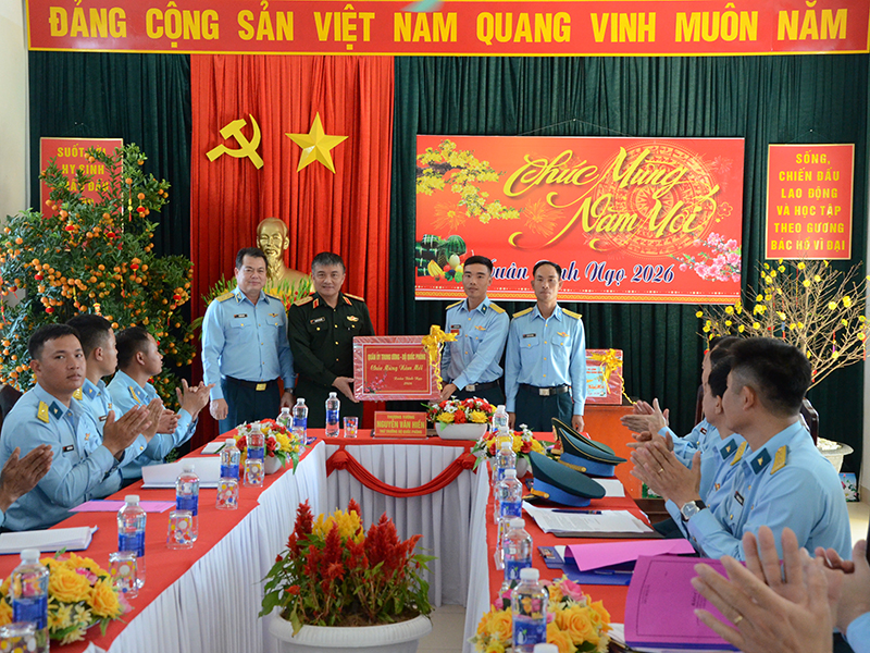 Thượng tướng Nguyễn Văn Hiền kiểm tra, ch&uacute;c Tết c&aacute;c đơn vị khu vực Đ&agrave; Nẵng