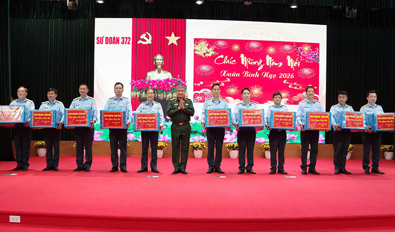 Thượng tướng Nguyễn Văn Hiền kiểm tra, ch&uacute;c Tết c&aacute;c đơn vị khu vực Đ&agrave; Nẵng
