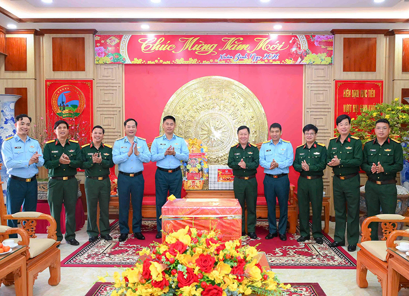 Thiếu tướng Nguyễn Huy Tuấn - Ph&oacute; Ch&iacute;nh ủy Qu&acirc;n chủng Ph&ograve;ng kh&ocirc;ng - Kh&ocirc;ng qu&acirc;n kiểm tra, ch&uacute;c Tết c&aacute;c đơn vị khu vực T&acirc;y Nguy&ecirc;n