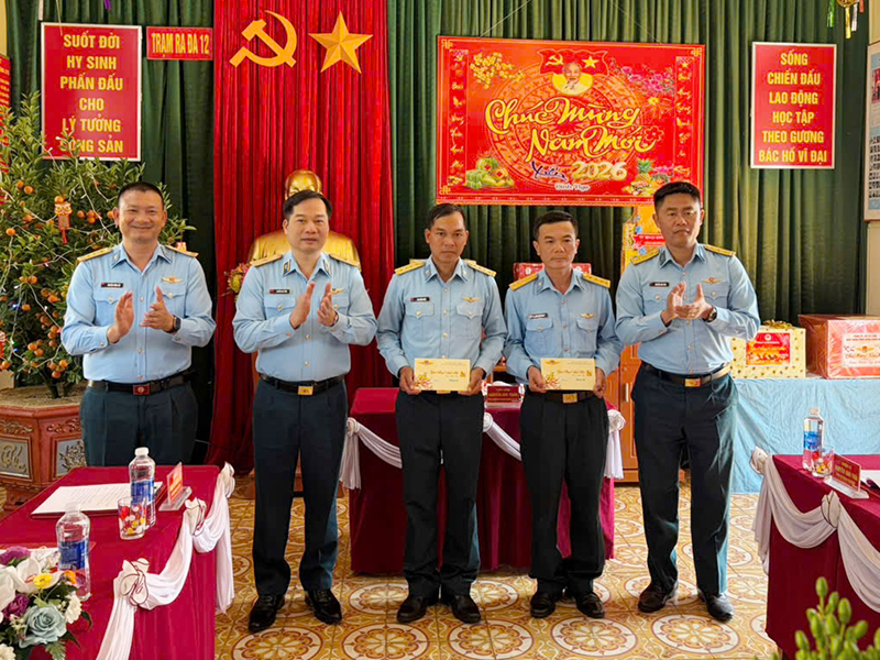 Thiếu tướng Nguyễn Huy Tuấn - Ph&oacute; Ch&iacute;nh ủy Qu&acirc;n chủng Ph&ograve;ng kh&ocirc;ng - Kh&ocirc;ng qu&acirc;n kiểm tra, ch&uacute;c Tết c&aacute;c đơn vị khu vực T&acirc;y Nguy&ecirc;n