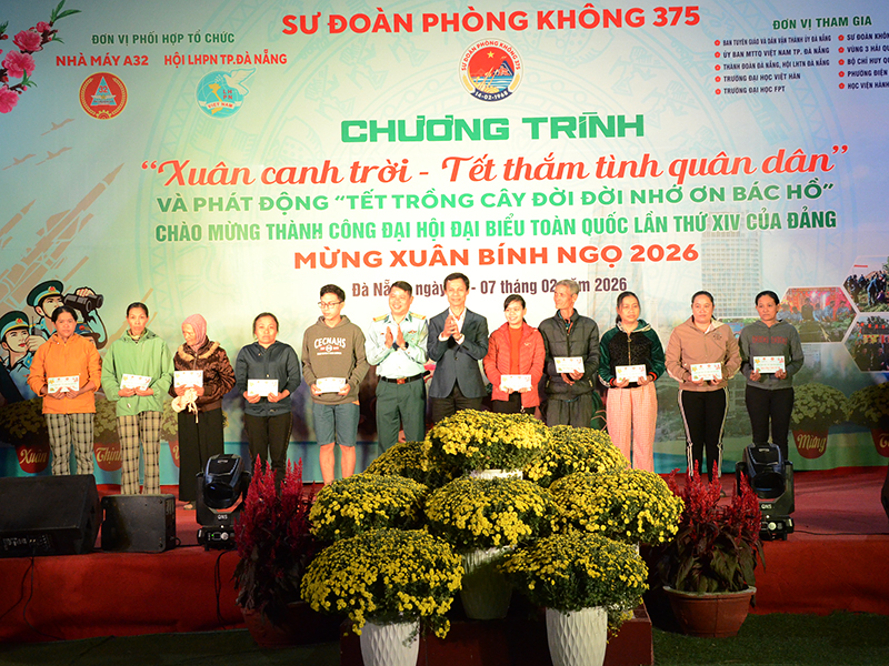Sư đo&agrave;n 375 tổ chức Chương tr&igrave;nh &ldquo;Xu&acirc;n canh trời - Tết thắm t&igrave;nh qu&acirc;n d&acirc;n&rdquo;