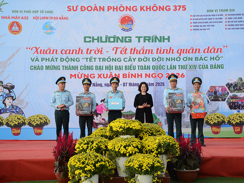 Sư đo&agrave;n 375 tổ chức Chương tr&igrave;nh &ldquo;Xu&acirc;n canh trời - Tết thắm t&igrave;nh qu&acirc;n d&acirc;n&rdquo;