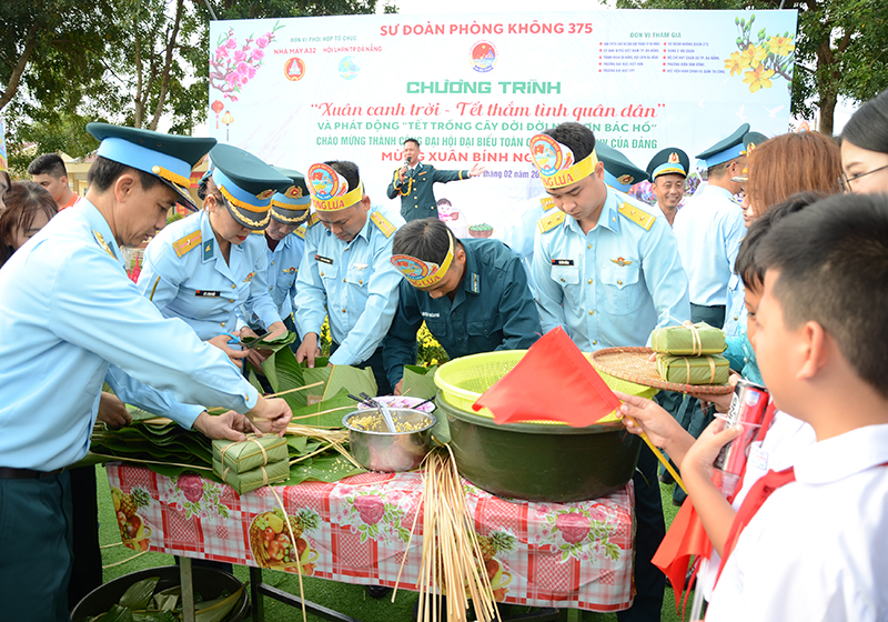 Sư đo&agrave;n 375 tổ chức Chương tr&igrave;nh &ldquo;Xu&acirc;n canh trời - Tết thắm t&igrave;nh qu&acirc;n d&acirc;n&rdquo;
