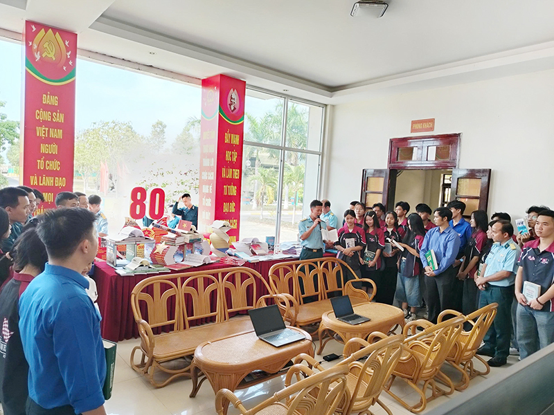 Sư đo&agrave;n 377 tổ chức &ldquo;Kh&ocirc;ng gian văn h&oacute;a s&aacute;ch v&agrave; người chiến sĩ canh trời&rdquo;