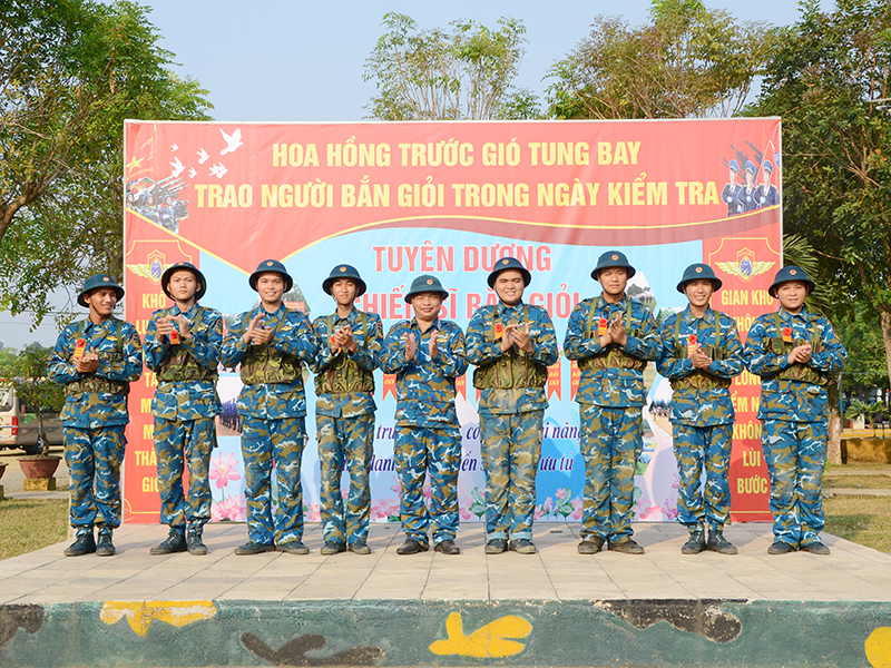 Tiểu đo&agrave;n huấn luyện chiến sĩ mới, Sư đo&agrave;n 372 tổ chức bắn đạn thật