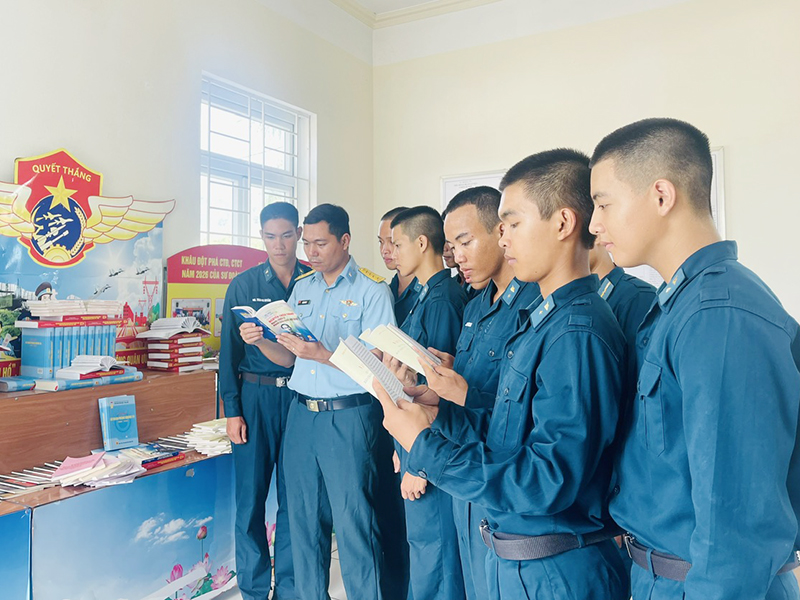 Khơi dậy niềm đam m&ecirc; đọc s&aacute;ch cho chiến sĩ mới ở Sư đo&agrave;n 375