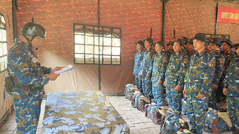 Sư đo&agrave;n 375 Diễn tập chỉ huy - cơ quan 1 b&ecirc;n 2 cấp tr&ecirc;n bản đồ, c&oacute; thực h&agrave;nh tiếp nhận qu&acirc;n nh&acirc;n dự bị