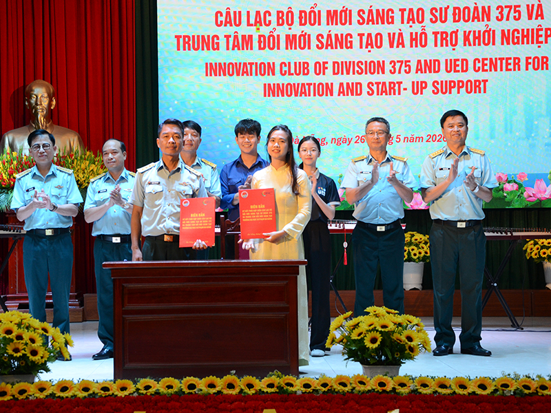 Sư đo&agrave;n 375 tổ chức tọa đ&agrave;m &ldquo;Đổi mới s&aacute;ng tạo - ch&igrave;a kh&oacute;a của th&agrave;nh c&ocirc;ng&rdquo;