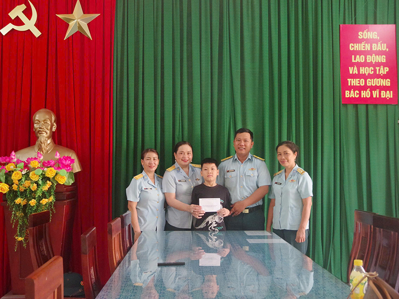 Trung đo&agrave;n 290 thăm hỏi, tặng qu&agrave; con em qu&acirc;n nh&acirc;n trong đơn vị nh&acirc;n ng&agrave;y Quốc tế thiếu nhi